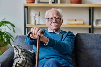 https://dz9yg0snnohlc.cloudfront.net/advice/images/mytherapist/2369/b9c9a631772e98164831a6dda0971e10-elderly-man-sits-on-couch-cane_l_xsm.jpg