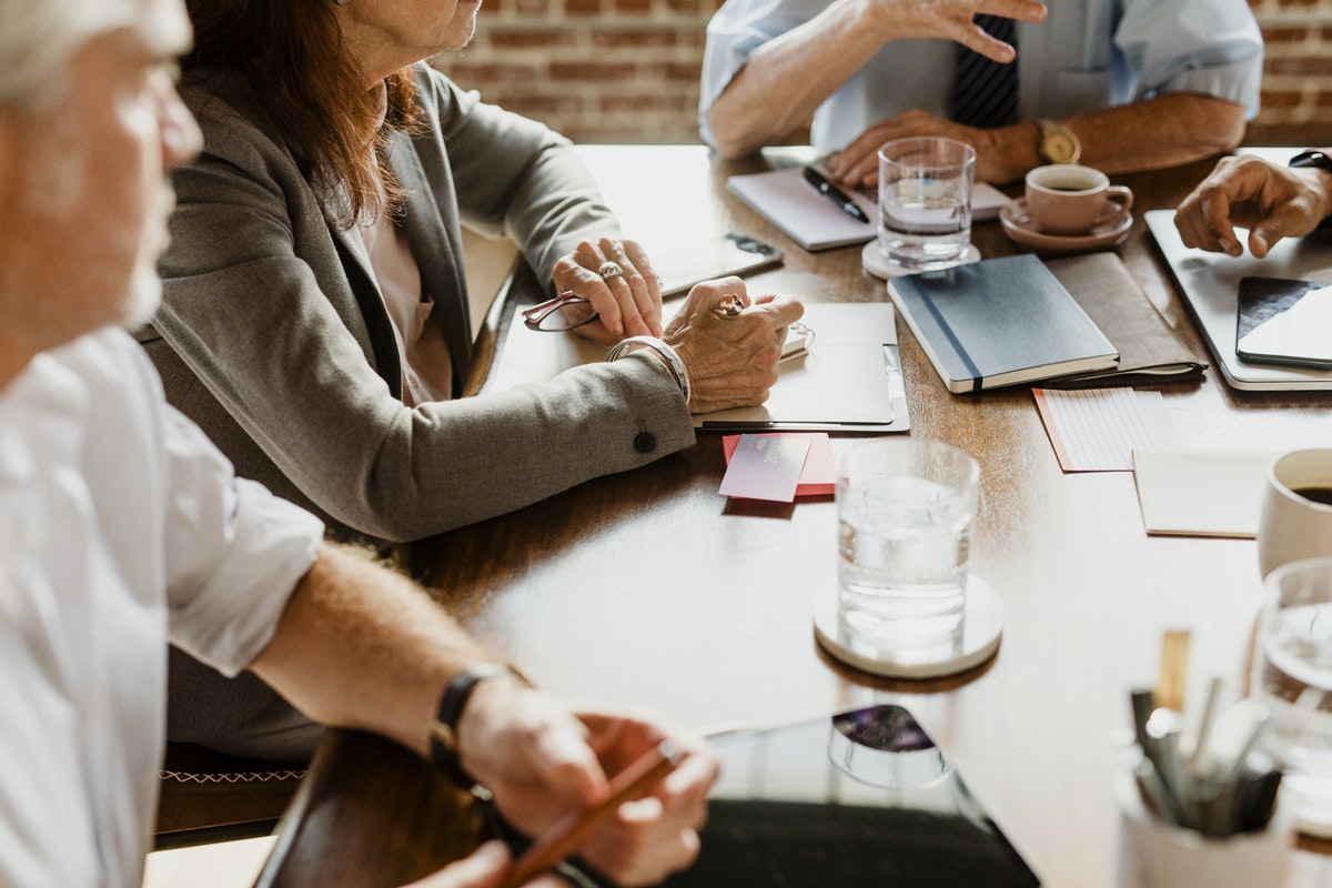 Employees with a different personality type and blood type work together at a table. 