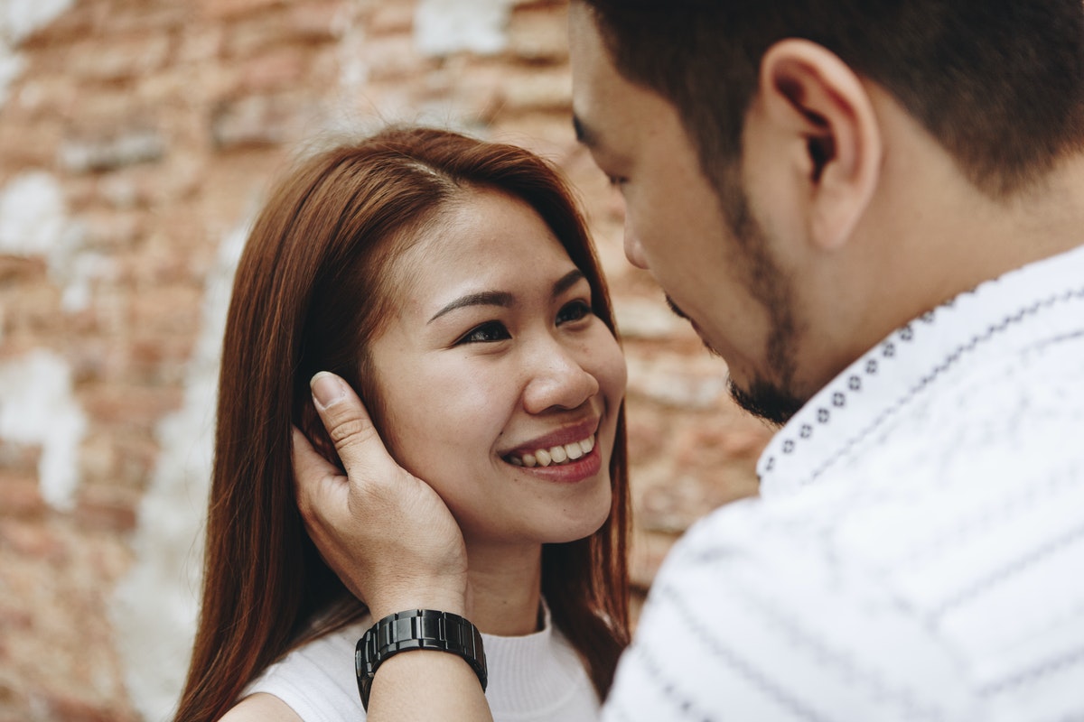 Using Eye Contact Attraction To Build A Relationship | BetterHelp